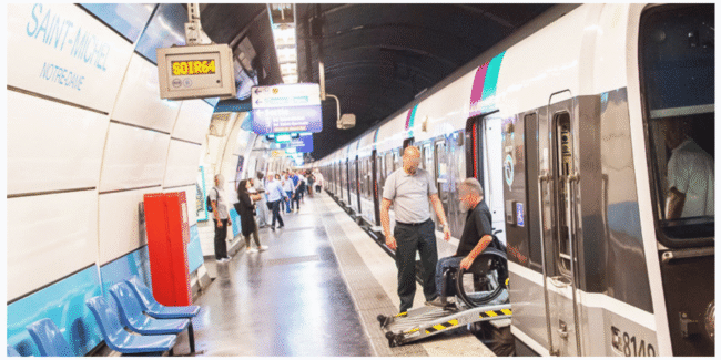 Agent accompagnement une personne à mobilité réduite en gare du RER B