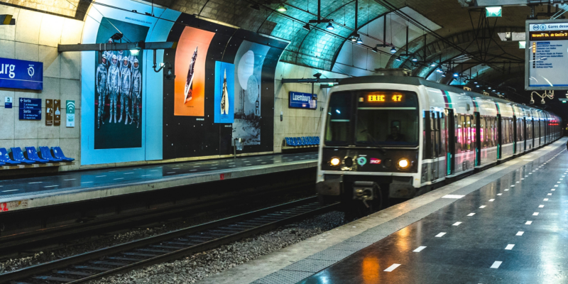 Écran digital sur le quai de la ligne B détaillant les destinations Nord (Aéroport Charles de Gaulle et Mitry - Claye), le temps d'attente en minutes et la colonne dédiée aux codes missions à quatre lettres.
