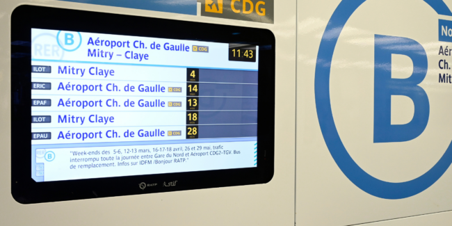 Écran d'information voyageurs sur le quai du RER B affichant les codes missions ILOT, ERIC et EPAF avec leurs temps d'attente vers Roissy et Mitry-Claye.